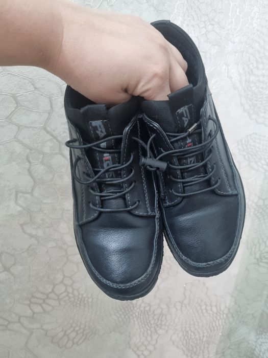 Продам ботинки мальчик весна дешево