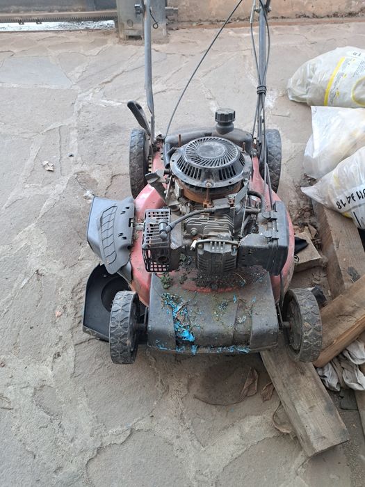 Продавам моторна косачка за трева