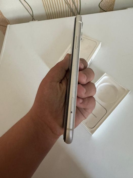 продам айфон 11 белый срочно