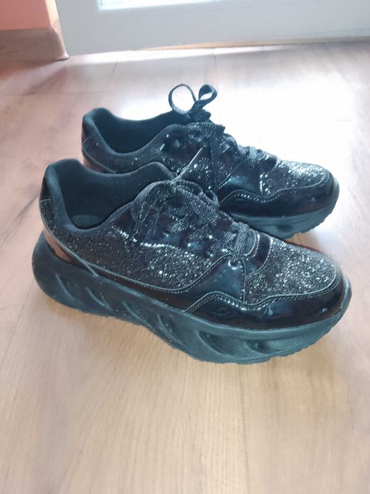 НОВИ ЛАЧЕНИ МАРАТОНКИ, блестящи с пайети. ШИК