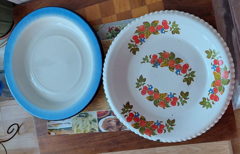 Блюда железные и керамические