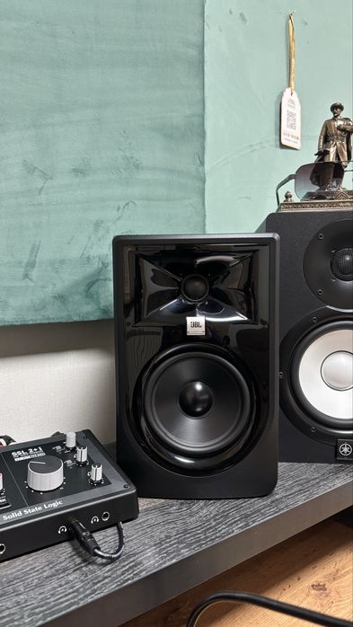 Студиный монитор JBL