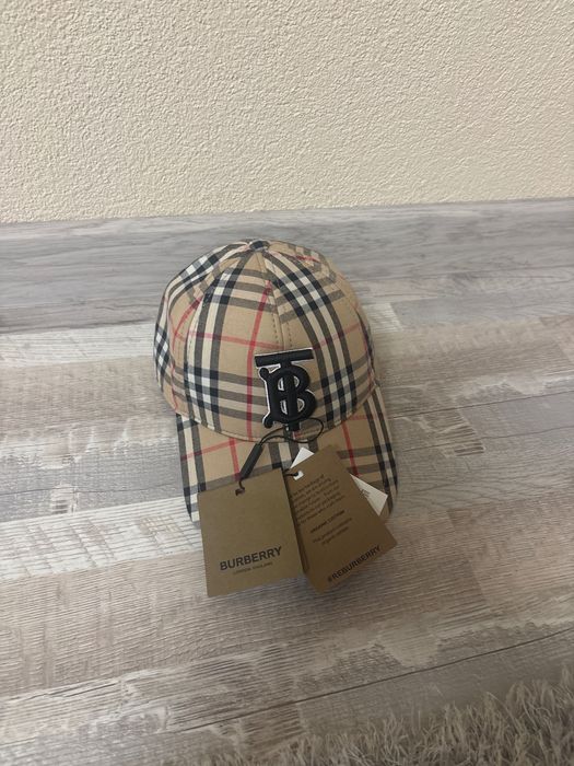 Шапка на Burberry