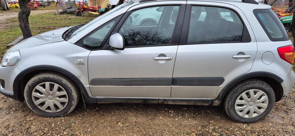 Vănd Suzuki SX4.