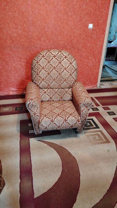 Продаю 2 кресла и диван