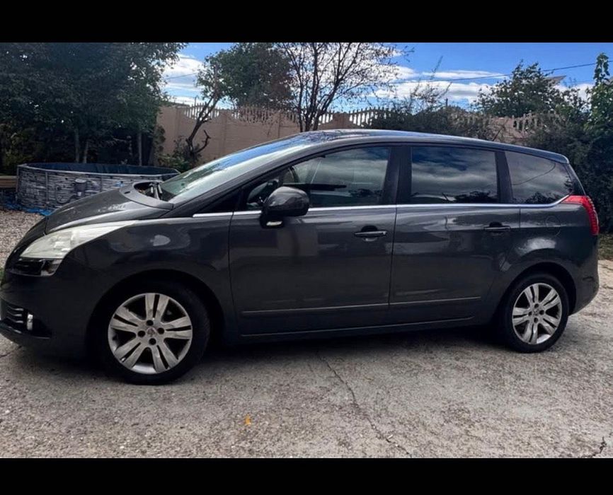 Vând Peugeot 5008