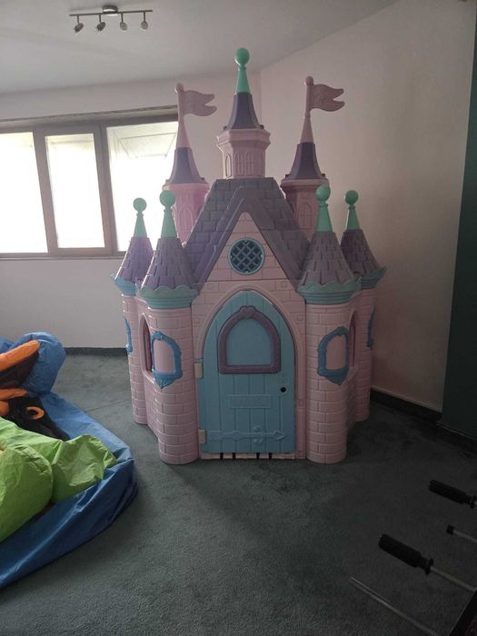 Loc de joacă cu echipamente, Pitești – 15.000 € negociabil