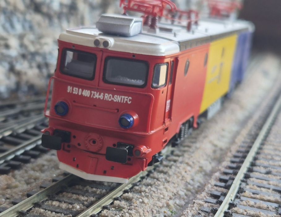 Locomotive 060 EA CFR MACHETE statice expo trenulet electric  scara HO tricolor