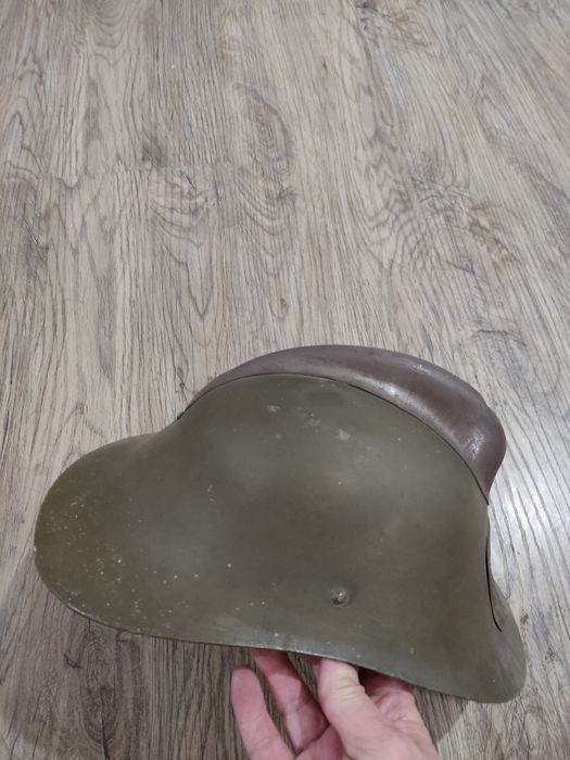 Каски пожарника и армейская.