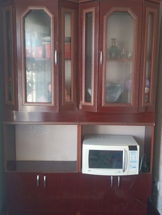 Шкаф серванти б/н сотилади