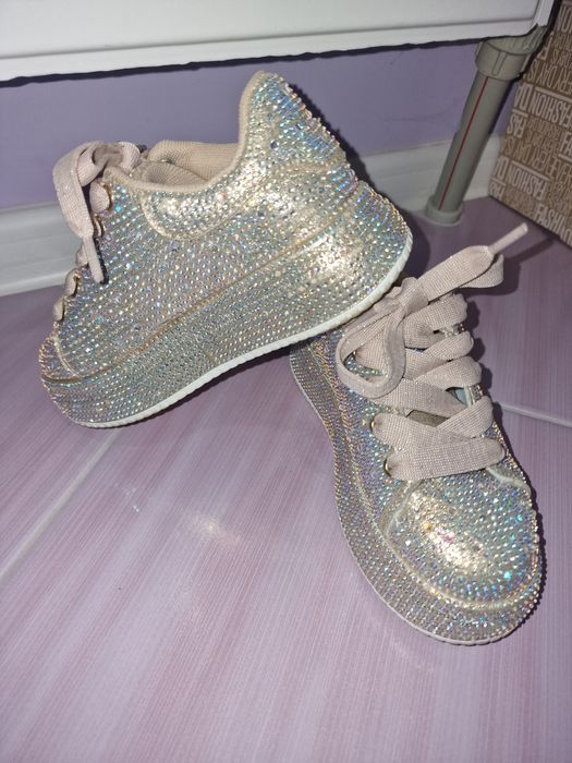 Уникални маратонки