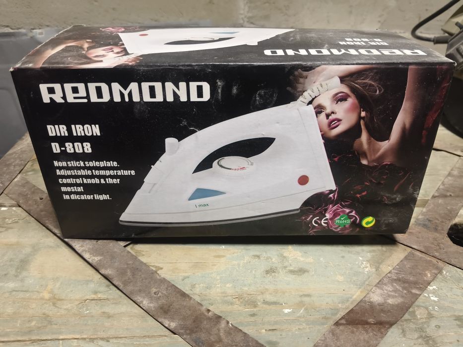 Утюг Redmond D-808