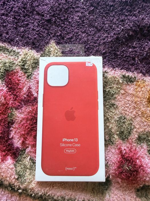Продаю оригинальный чехол для iPhone 13.