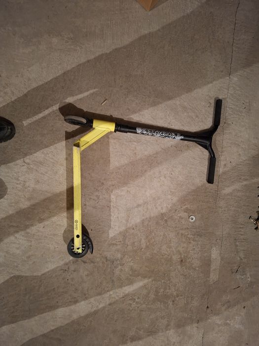 Детский самокат желтый