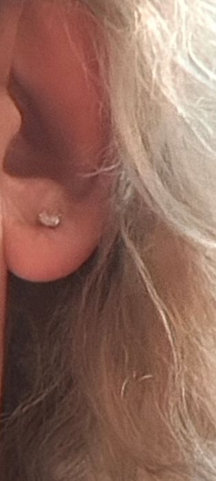 Золотой гвоздик с бриллиантами.