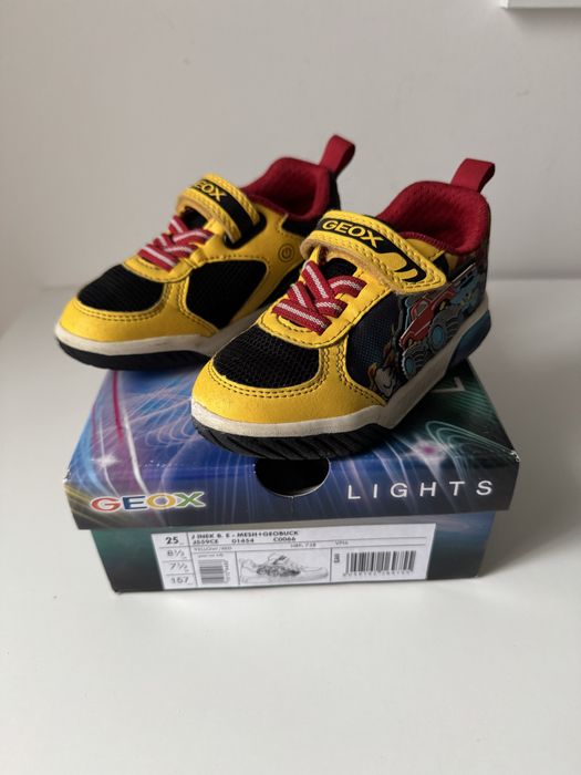 Светещи обувки Geox