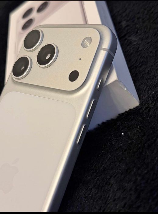 Iphone 17 pro max white