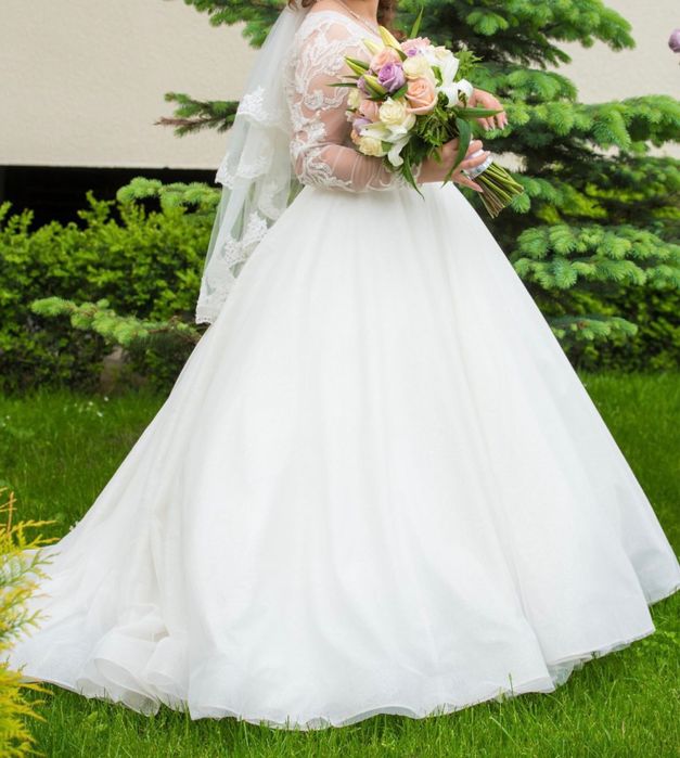 Vand rochie mireasa tip printesa cu corset