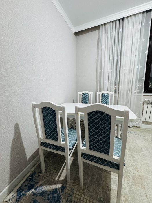Кухонный стол со стульями