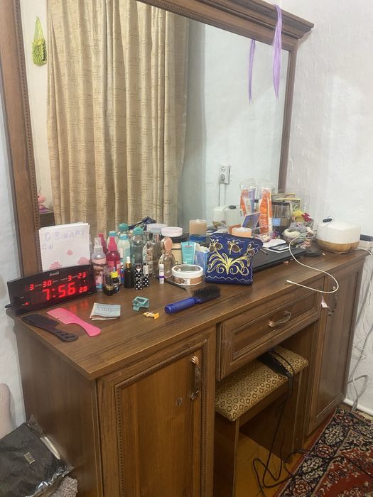 Трюмо для спальни со стулом Kresloli yotoqxona uchun kiyinish stoli