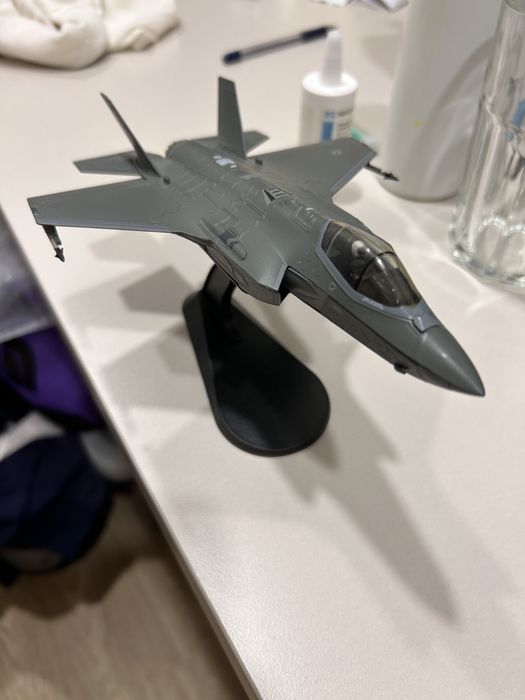 Модель самолета f-22