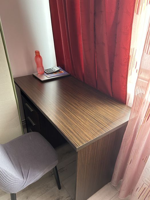 Birou cu comoda trei sertare