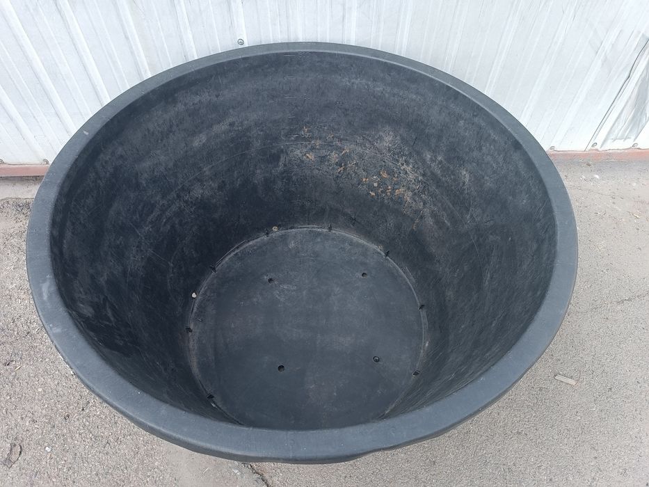 Продам вазон пластиковый большой