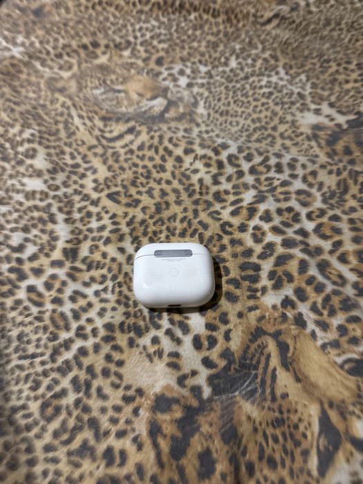 Кутийка за слушалки airpods 4