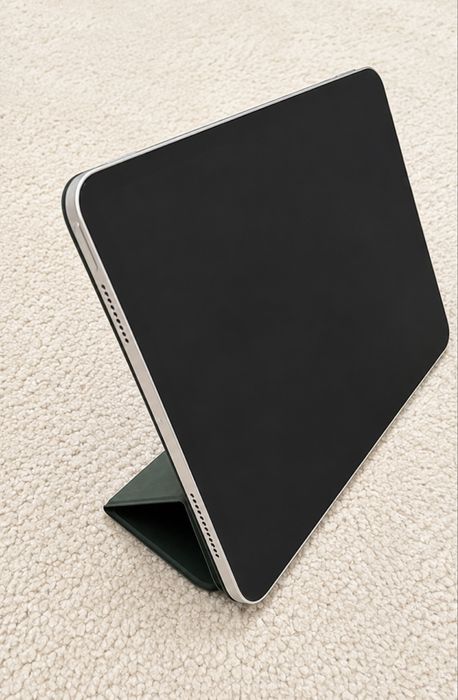 iPad Air 5 (M1) 64GB Wi-Fi – Starlight + Husă Apple Originală + Folie Sticlă