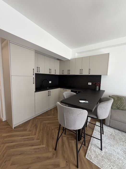 Apartament 2 camere, prima închiriere, parcare privată, complet mobilat și utilat – 450€/lună