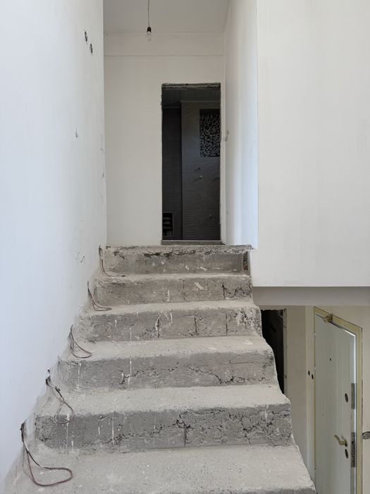 Нова Двуетажна Къща в Затворен комплекс с 300кв. двор в Гр. Търговище