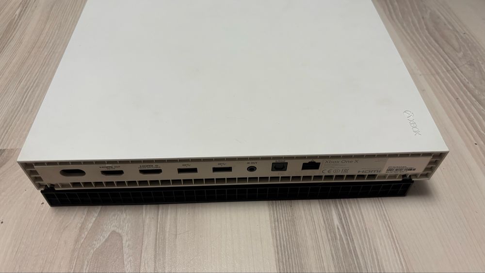Xbox One X alb defect pentru piese