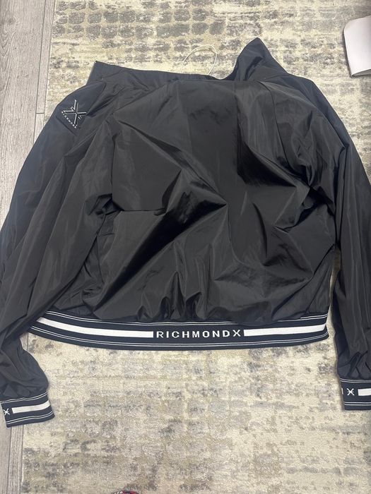 Vind geaca Richmond mărimea xl nou original neagra