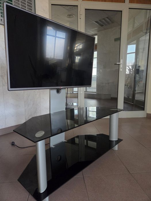 Тлевизор модел LG42LB561V 24инча 106см и черна маса от закалено стъкло