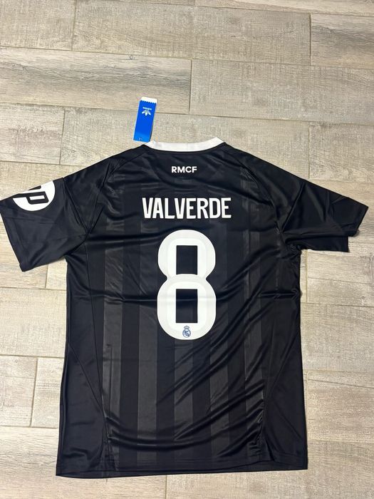 Tricouri de fotbal diferite modele si marimi!