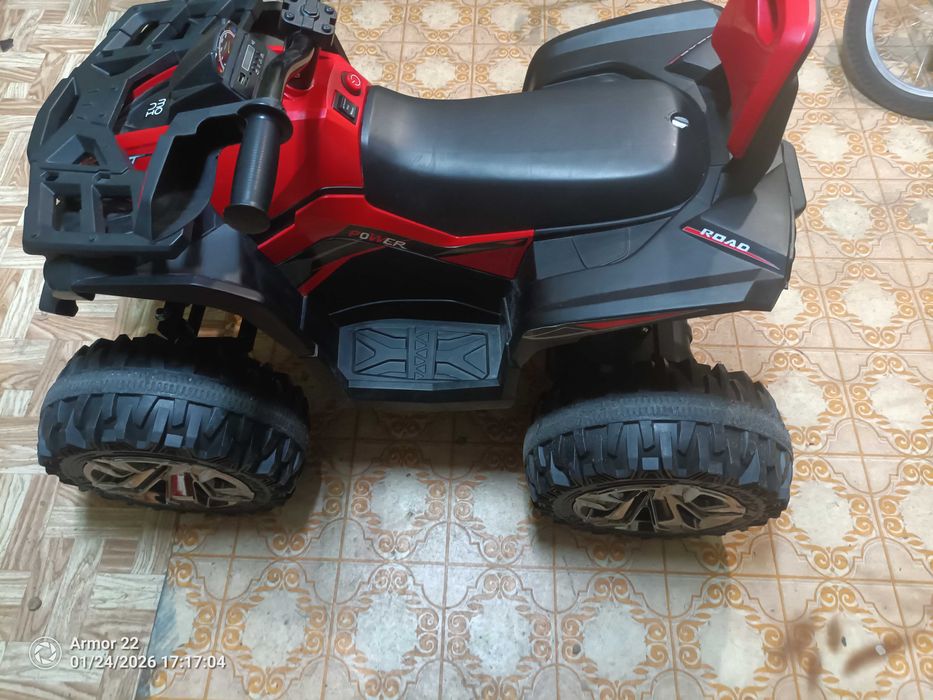 Акумулаторен джип moni