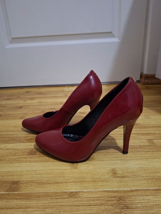 Pantofi rosii cu toc