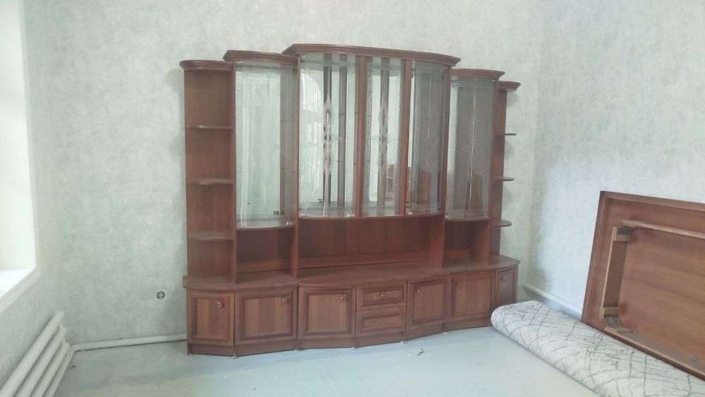 Стенка, сервант.