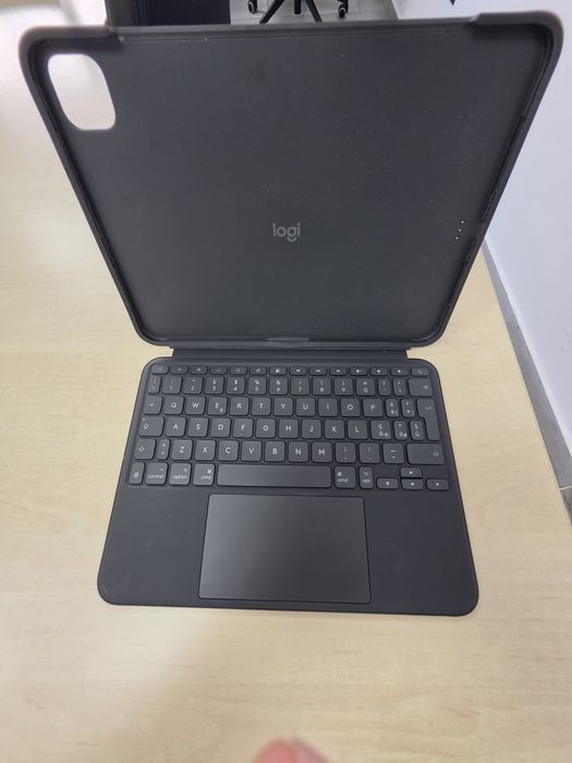Logitech Combo Touch cu tastatură și track pad detasabile pentru iPad 11 PRO M4
