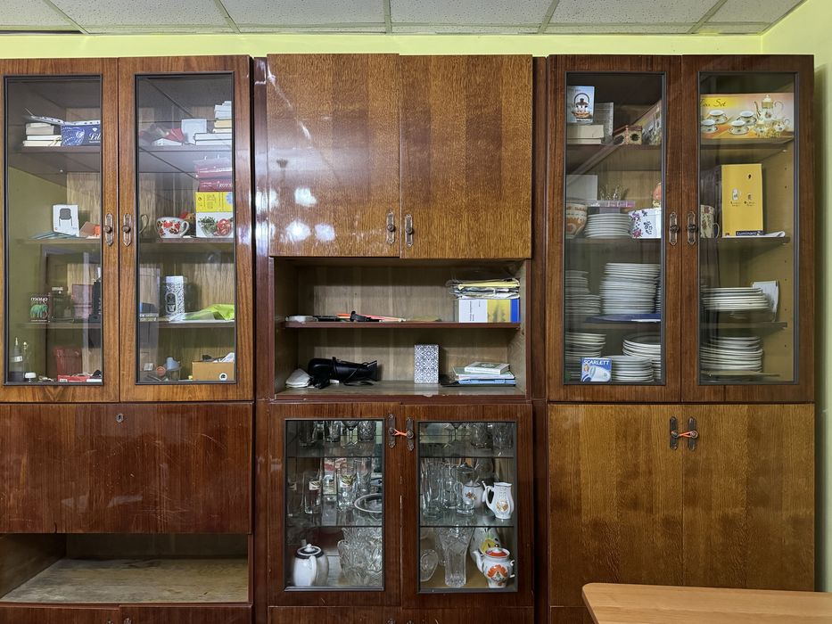 Деревянная мебельная стенка