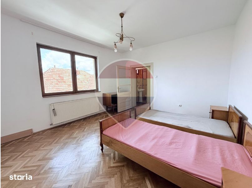 Casă spațioasă cu curte proprie și pivniță amenajabilă-Zona Piața Cluj