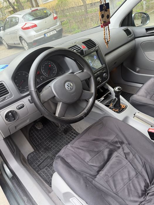 Golf  5. 2004   1.6 FSI