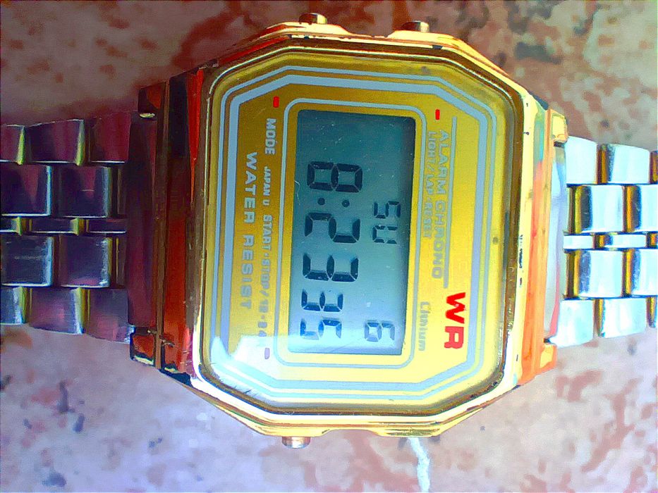 Электронные часы с золотой окраской