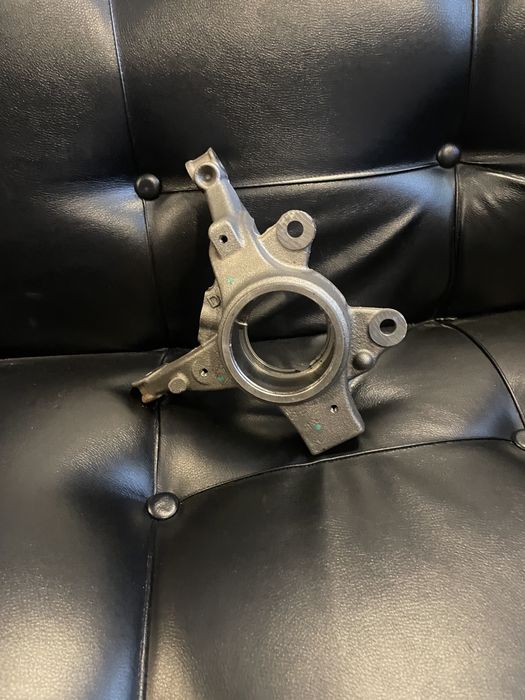 Поворотный кулак цапфа Renault / Lada