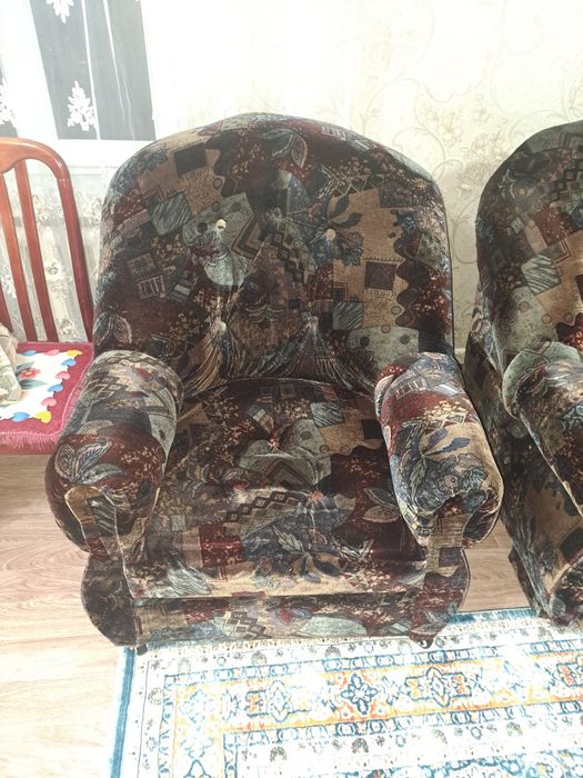 Продам б/у диван с двумя креслами