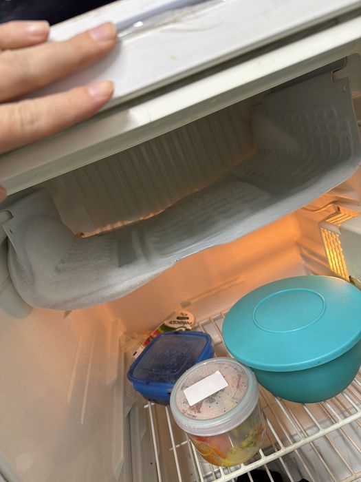 Парта, стол для ученика и холодильник