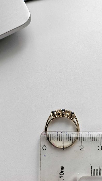 Златен пръстен със сапфири и диаманти