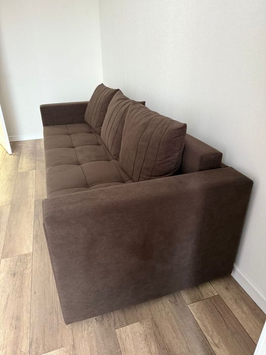 коричневый диван-кровать