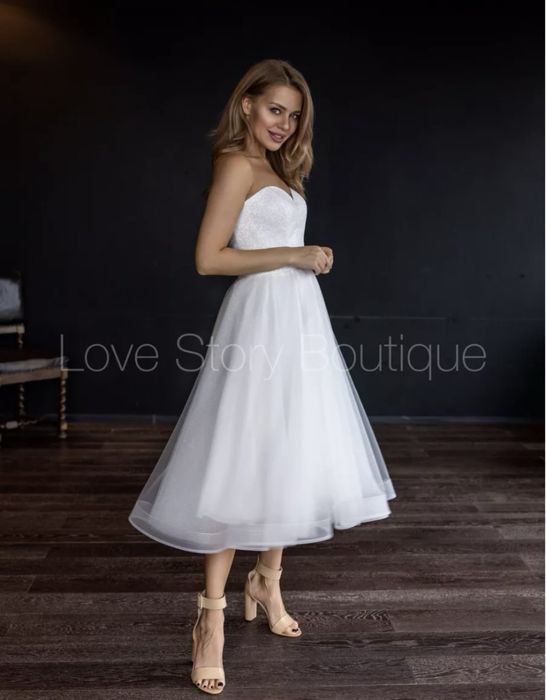 Свадебное платье длиной миди.