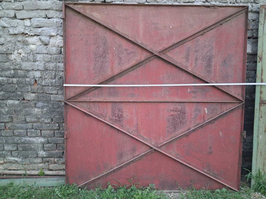 Poarta si usa de fier veche robust